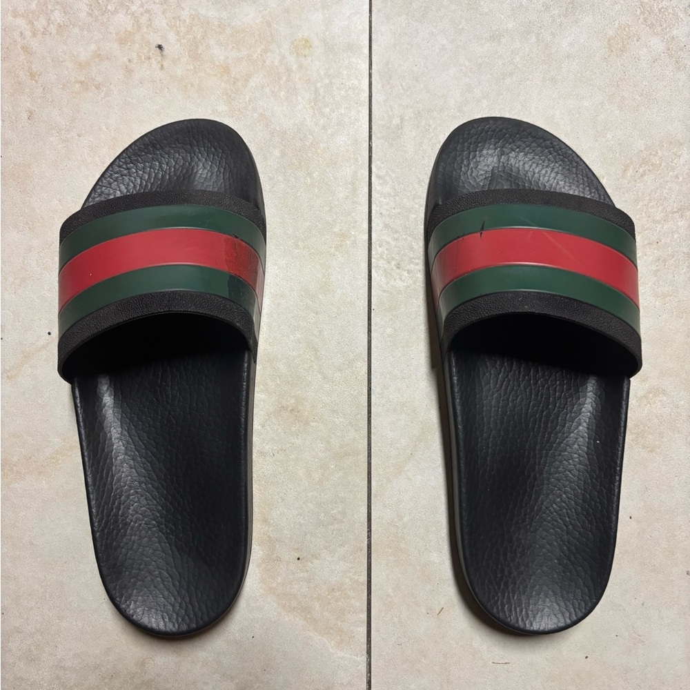 Gucci Black and Red Sandals with Sleek Minimalist Design